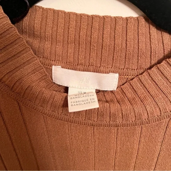 ๐ BOGO FREE ๐ H&M Ribbed Tan Mock Neck Long Sleeve Size Medium - Picture 2 of 2